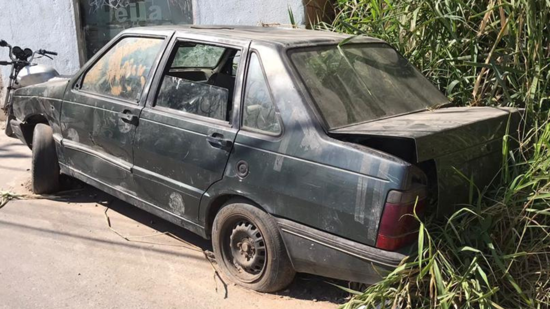 imagem de um carro abandonado.