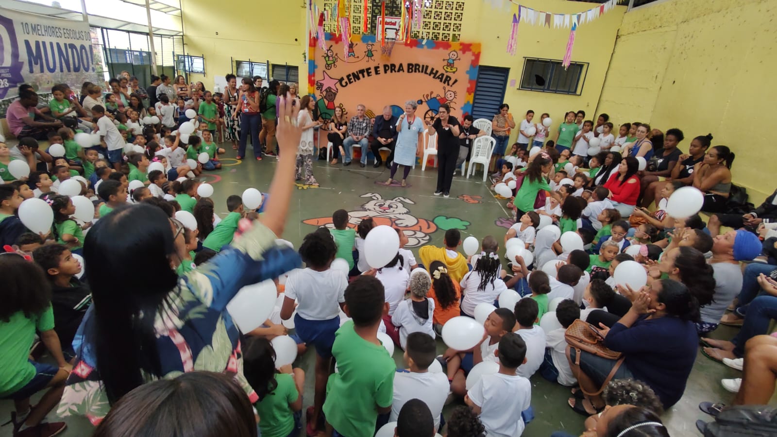 Crianças, pais, professoras e secretario municipal de educação comemoram o título de TOP10 melhores escolas do mundo